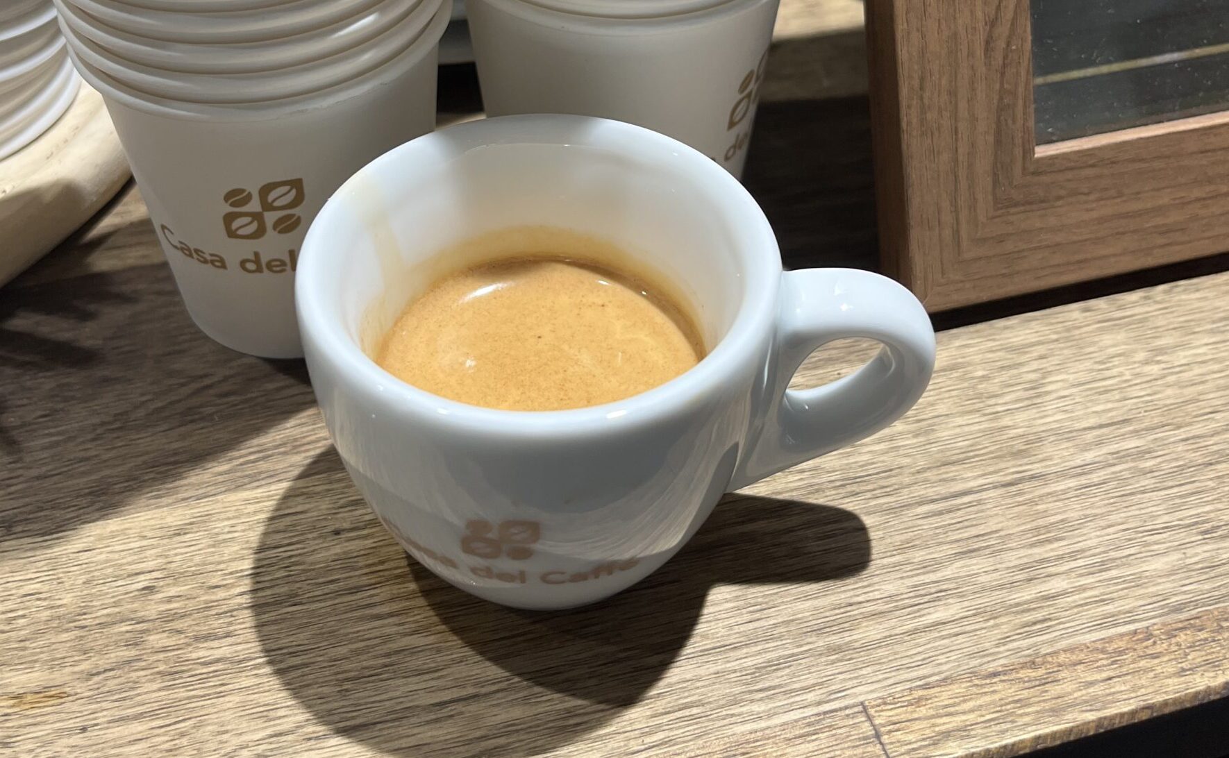 Espresso s dokonalou crémou. Créma je hustá, jemná a súdržná, s rovnomernou orieškovohnedou farbou a jemnou tigríkovanou štruktúrou. To naznačuje správnu extrakciu – optimálne mletie, správne množstvo kávy a ideálny čas extrakcie. Výsledkom je vyvážená chuť espressa s príjemnou sladkosťou, jemnou horkosťou a bohatým telom.